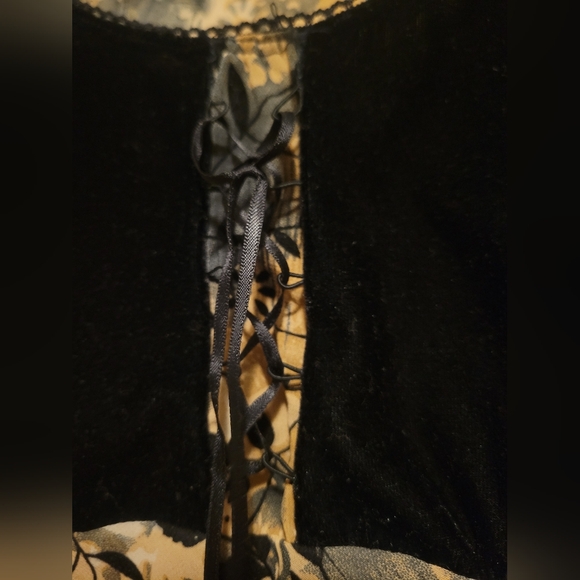 Gorgeous flare sleeve corset style blouse, probably vintage based on the style - Picture 2 of 6